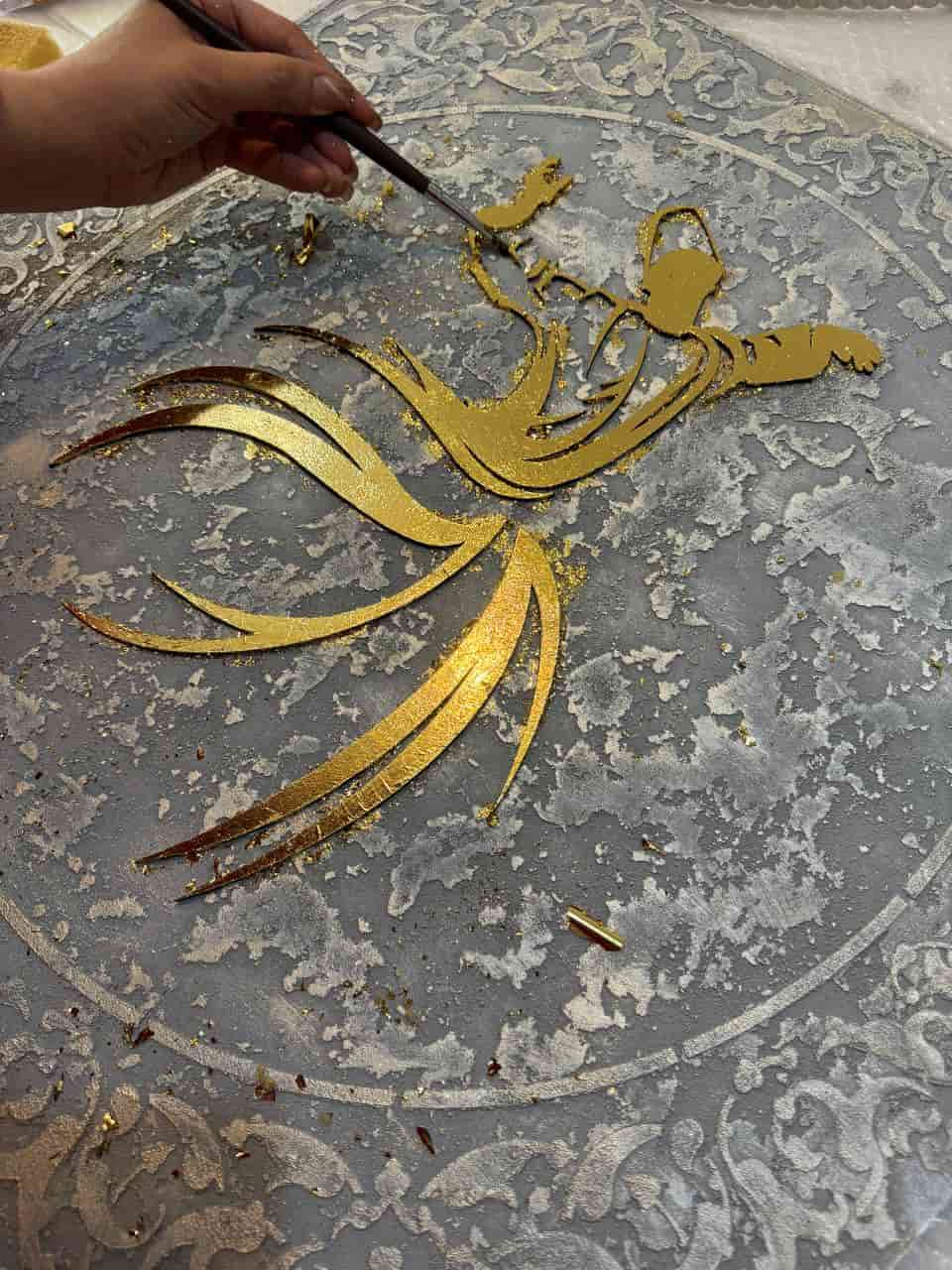 در آکادمی ویدا مهر، هنرجویان با روش‌های مختلف پتینه کاری آشنا می‌شوند و می‌توانند انواع سبک‌ها و تکنیک‌های این هنر را یاد بگیرند. دوره‌ها با تدریس اساتید مجرب و با تجربه در زمینه پتینه کاری برگزار می‌شود و شامل آموزش تئوری و عملی است.با شرکت در دوره‌های پتینه کاری در کرج با آکادمی ویدا مهر، هنرجویان قادر خواهند بود تا توانایی‌های خود را در خلق طرح‌های زیبا پتینه و خاص توسعه دهند و با استفاده از مواد اولیه مختلف، آثار خلاقانه‌ای را در زمینه دکوراسیون داخلی ایجاد کنند.